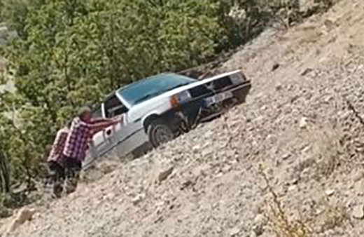 Elazığ'da kontrolden çıkan araç şarampole yuvarlandı! Araç şarampolden traktörle çekildi