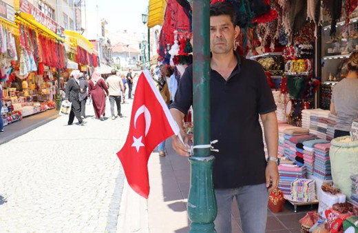 Elektrik direğine Türk bayrağı asan esnaf aldığı uyarıya anlam veremedi