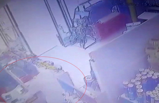 Esenyurt'ta pişkin hırsız çaldığı 4 bin 500 değerindeki telefonu çaldığı yere 1500 TL'ye satma çalıştı!