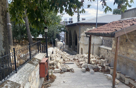 Depremde hasar gören tarihi caminin minaresi tarihi mezarların üzerine yıkıldı!