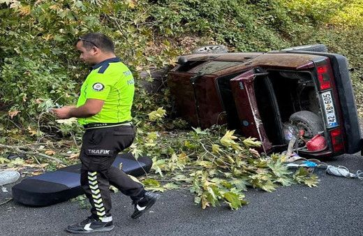 Bursa'da yamaca çarpıp yan yatan otomobil hurdaya döndü! 5 kişi yaralandı