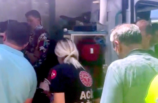 Muğla'da kamyonet, öğrenci servisine çarptı: 7 yaralı