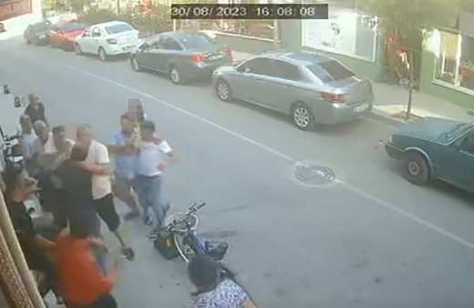 11 yaşındaki kızından babasına insanlık dersi! Kızını sokak ortasında döven babayı dayaktan kızı kurtardı