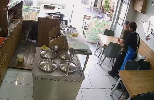 Soluk borusuna yemek kaçan müşteriyi stajyer aşçının ’Heimlich’ manevrası kurtardı!