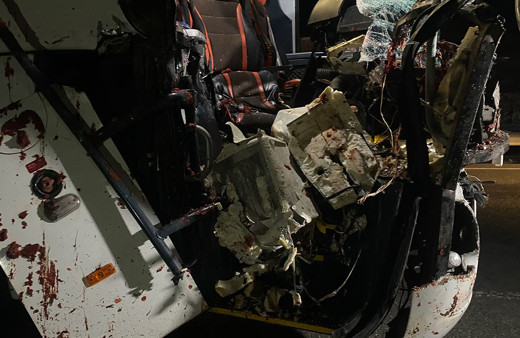 Uşak'ta kontrolden çıkan yolcu otobüsü tıra arkadan çarptı! 1’i ağır 15 kişi yaralandı