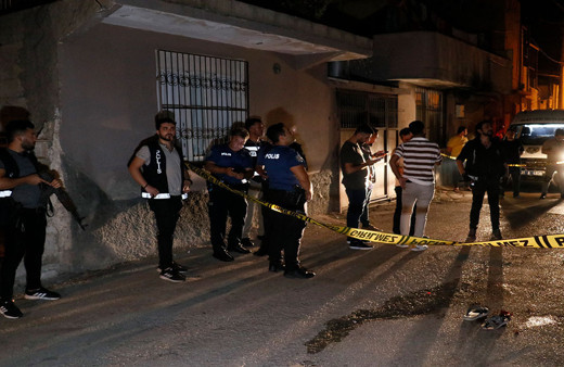 Adana'da kan donduran cinayet! Zile basıp balkona çıkardıkları adamın kafasına sıktılar!