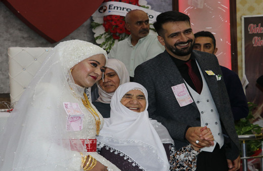 Bu aşk filmlerdekini aratmadı! Hindistanlı kız aşkı için Batman'a gelin geldi