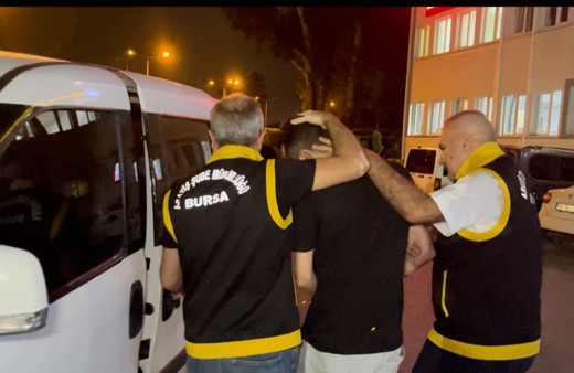 Kardeşini öldüren kişiyi sokak ortasında kurşuna dizdi! O anlar güvenlik kamerasına saniye saniye yansıdı