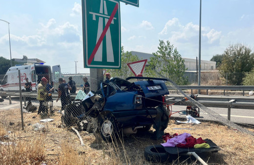 Bursa'da feci kaza! Yön levhası direğine çarpan otomobilin sürücüsü öldü!