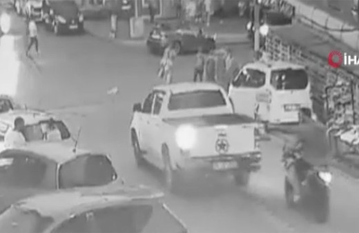 Esenyurt'ta silahlı maskeli saldırganlar dehşet saçtı! Motosikletle gelip kurşun yağdırdılar