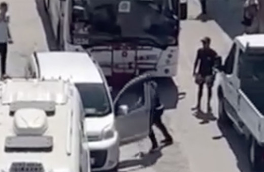 İzmir'de yol verme kavgasında kan döküldü! Minibüs şoförü araç sürücüsünü bıçakladı