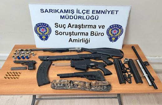 Kars'ta polis ekiplerinden operasyon! Çok sayıda silah ve mühimmat ele geçirildi