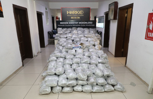 Uyuşturucuyu sakladıkları yer ağızları açık bıraktı! Saman balyalarının arasından 279 kilo uyuşturucu çıktı