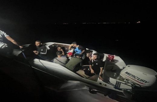 Muğla'da lastik bot içerisinde 28 kaçak göçmen kurtarıldı!