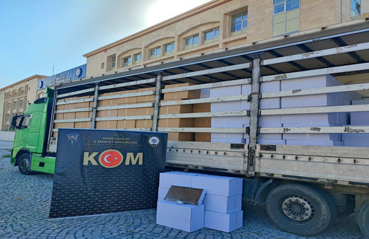 Niğde'de polis ekiplerinden makaron operasyonu! 7 milyon 550 bin adet kaçak makaron ele geçirildi