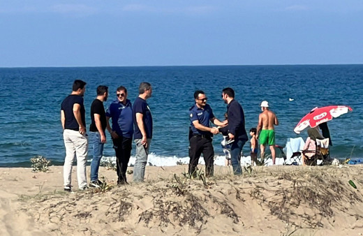 Serinlemek için girdikleri denizde faciayı yaşadılar! 5 kişilik aile boğulma tehlikesi geçirdi