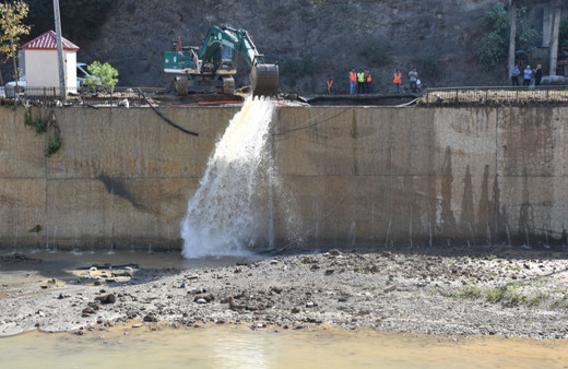 Trabzon'da ana isale hattı patladı! Tazyikli su asfaltı deldi!