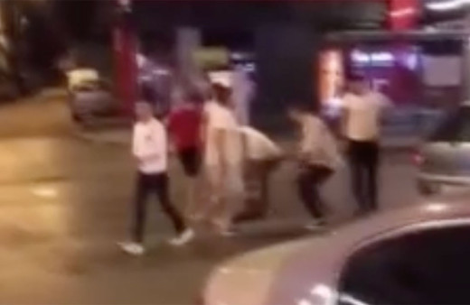 Kadınlara laf atan alkollü şahıs vatandaşın meydan dayağından kurtulamadı!