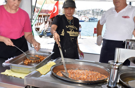Yonca Evcimik, anne ve babasının hayrına lokma döktürdü!