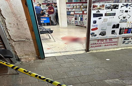 Motosikletle gelip kaldırımdaki kişiye kurşun yağdırdılar!