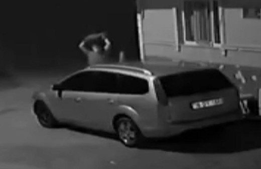 Husumetlisinin evinin önündeki arabasını önce taşladı sonra benzin döküp yaktı!