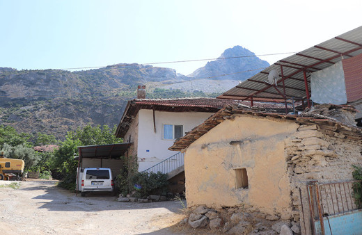 Bu köyün üzerine 7 yıldır taş yağıyor! Geceleri bile uyuyamayan vatandaşlar 'can güvenliğimiz yok' diyor