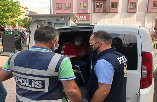 Esenyurt'ta hırsızlar levye ile kepengi kırıp elektrik eşya dükkanını soydular!