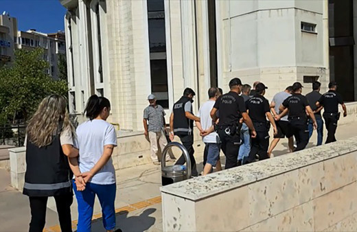 Balıkesir'de göçmen kaçakçılığı organizatörleri yakayı ele verdi! 5 organizatör tutuklandı