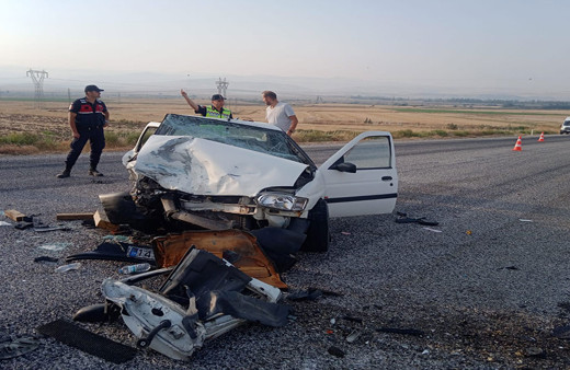 Çorum'da feci kaza! İki otomobil kafa kafaya çarpıştı: 2 kişi öldü, 5 kişi yaralandı