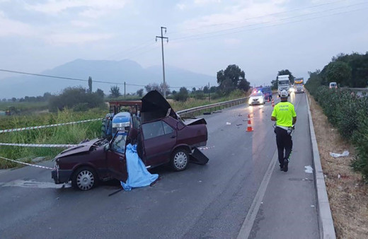 Manisa'da acı kaza! Traktör römorkuna çarpan otomobil hurdaya döndü