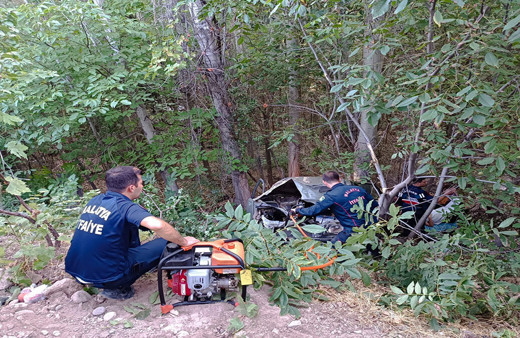 Malatya'da feci kaza! Şarampole devrilen araç ağaçların arasına sıkıştı: 2 yaralı