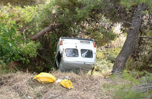 Manisa'da korkunç kaza! Yağmurdan kayan minibüs uçurumdan düştü