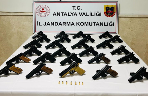 Antalya'da jandarma ekiplerinden silah kaçakçılığı operasyonu! 3 kişi tutuklandı