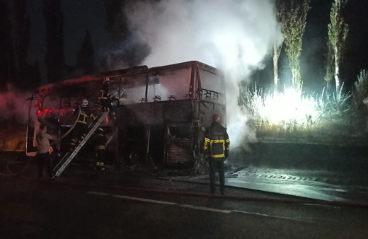 Sivas'ta yolcu otobüsü alev alev yandı, hurdaya döndü! O anlar kameralara yansıdı