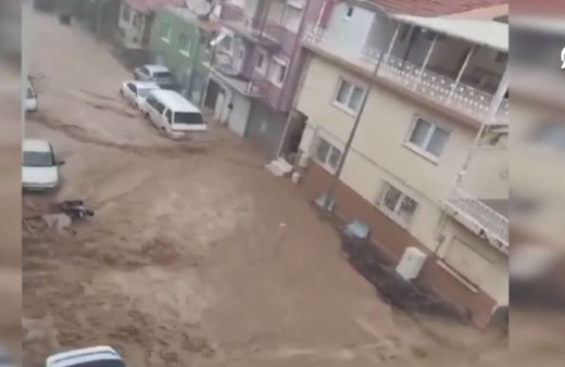 Bir anda bastırdı! Evleri ve iş yerlerini su bastı