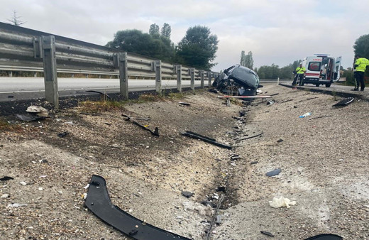 Afyonkarahisar'da refuje girip bariyerlere çarpan araçta 24 yaşındaki genç yaşamını yitirdi