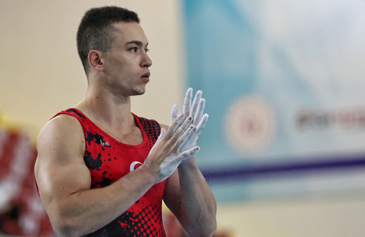 Milli sporcu Ahmet Önder, yer aletinde altın madalya kazandı!