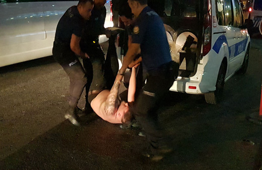 Üzerine buzlu su döküldü, kendini yerlere attı! Antalya'da uyuşturucu krizine giren turist polislere zor anlar yaşattı