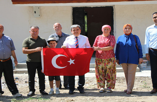 Amasya'da kadın muhtar ve liselilerden taktir toplayan hareket! Canla başla çalışıp köy okulunu restore ettiler