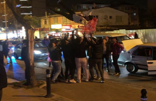 Başakşehir'de bir grubun asker eğlencesi felakete sebep oluyordu! Yolu kapatıp yaktıkları meşaleyi çayırlık alana attılar