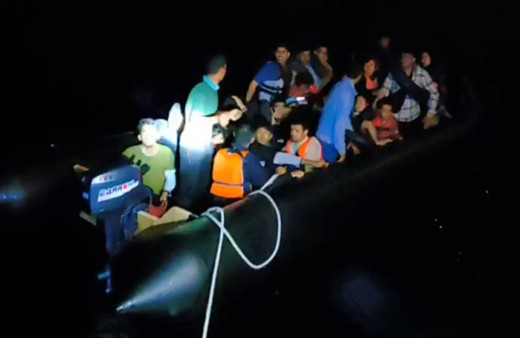 Çanakkale'de kaçak göçmenlere geçit verilmedi! Lastik bot içerisinde 34 kaçak göçmen yakalandı