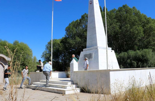 Zehirli iğne ile şehit edilen 40 asker anıldı