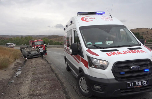 Kırıkkale'de korkunç kaza! Yağmurdan kayganlaşan yolda araç takla attı: 3 yaralı