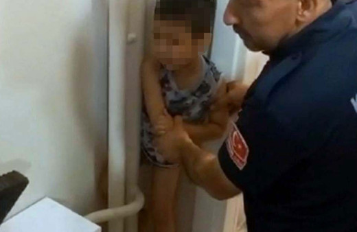 Kalorifer borusu ile duvar arasına sıkışan çocuğu itfaiye kurtardı!