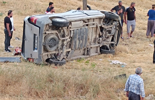 Konya'da düğüne gidenleri taşıyan minibüs devrildi: 1 ölü!