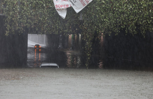 Samsun'da alt geçit suyla doldu! 4 kişi yüzerek kurtuldu!