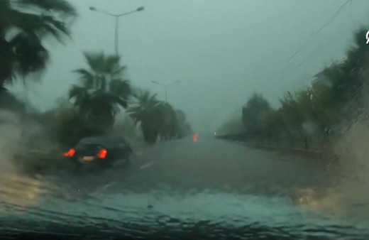 Samsun'u sağanak yağış vurdu! Ev ve iş yerlerini su bastı!