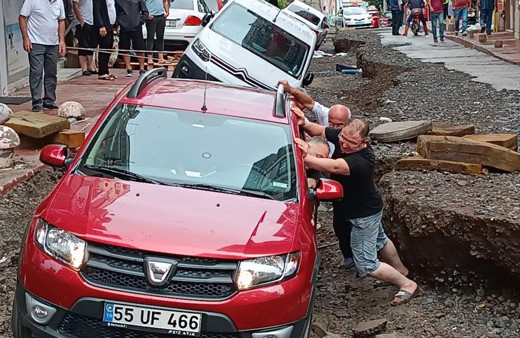 Samsun'u sel vurdu dehşete düşüren manzaralar! Yol çöktü, araçlar mahsur kaldı, evleri su bastı