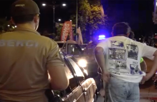 Sinop'ta ayakta duramayan alkollü sürücü denetim yapan polis memuruna zor anlar yaşattı!