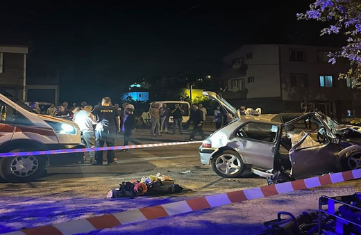 Yalova'da ağaca çarpan otomobilde 1 kişi öldü, 3  kişi yaralandı!
